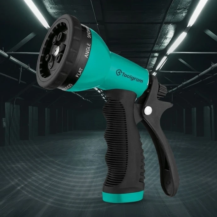 Lightweight trigger nozzle providing controlled water spraying